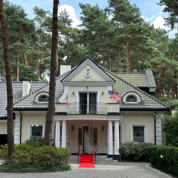 Podmiejski dom z czerwonym dywanem przygotowany do świętowania urodzin