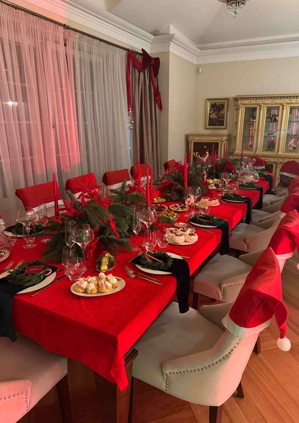 Святковий стіл family dinner зі свічками та хвойними композиціями
