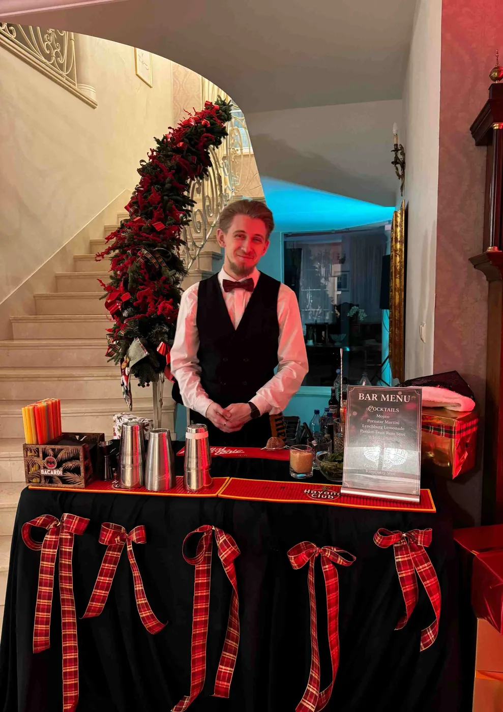 Бармен на Open Bar із коктейльним меню та святковим декором