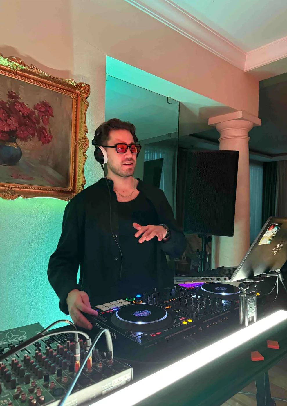 DJ przy konsoli podczas imprezy w prywatnej willi