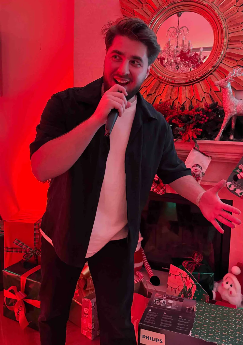 Prowadzący z mikrofonem podczas programu świątecznego eventu firmowego