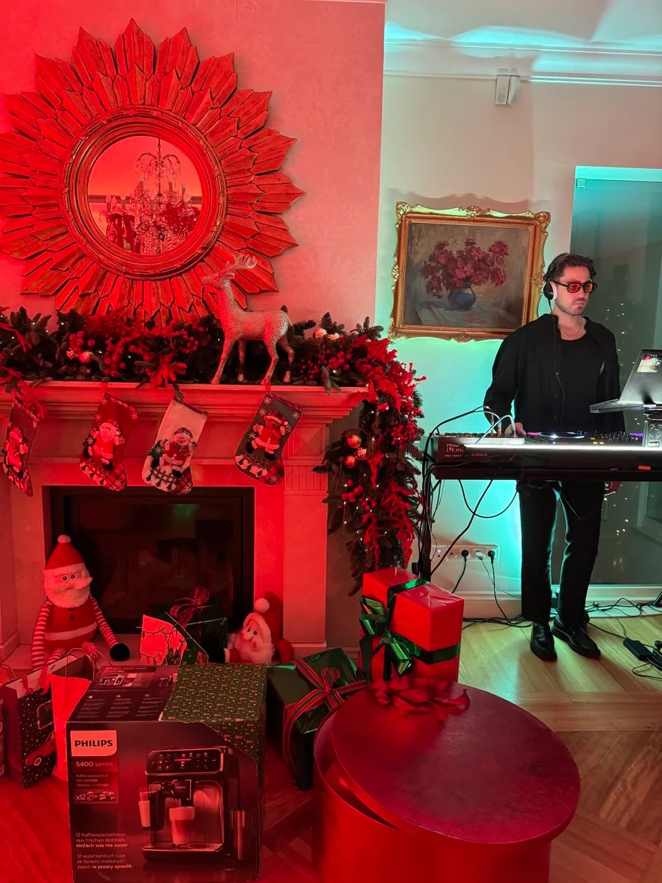 Świąteczny kominek willi z dekoracją, prezentami i strefą DJ
