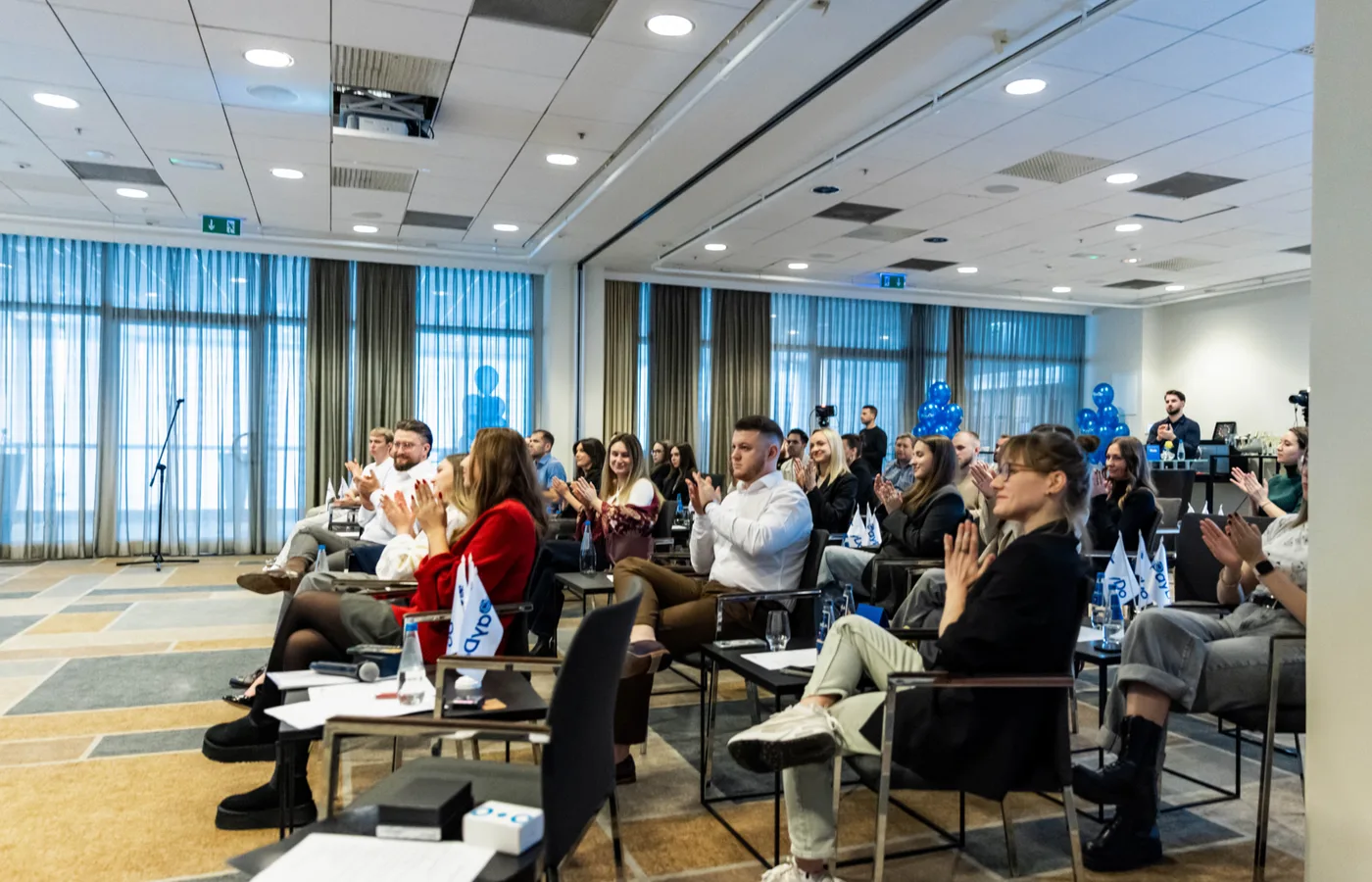 Uczestnicy firmowej konferencji Pay Do biją brawo na sali