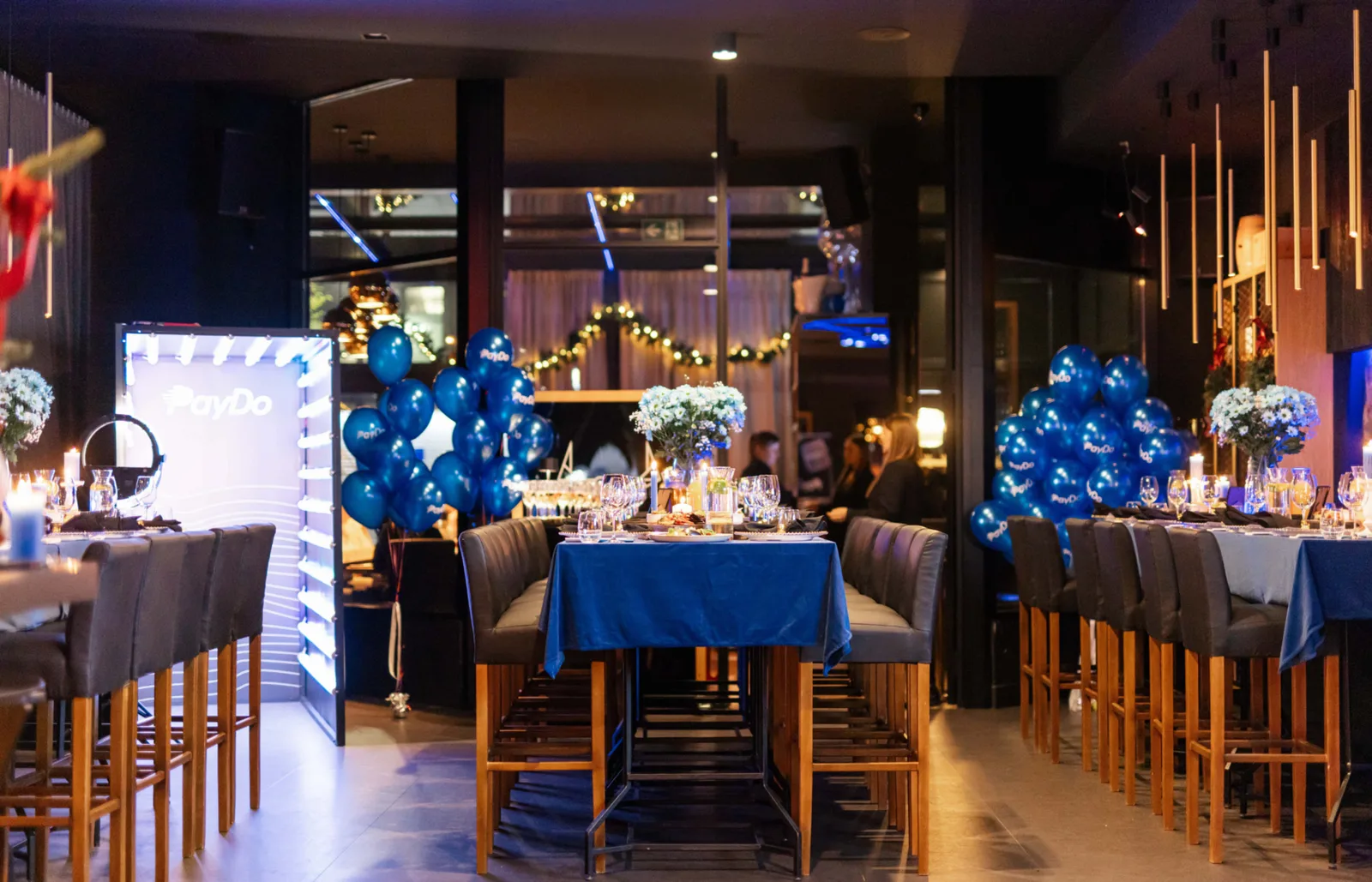 Sala restauracji w brandowanej oprawie Pay Do z podświetlaną strefą foto