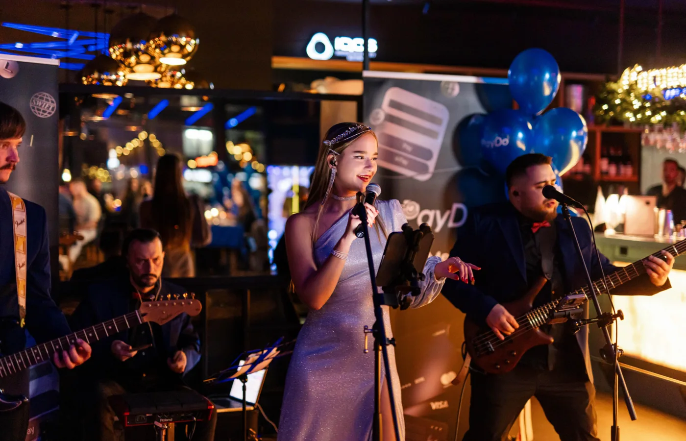 Występ coverbandu na evencie firmowym Pay Do