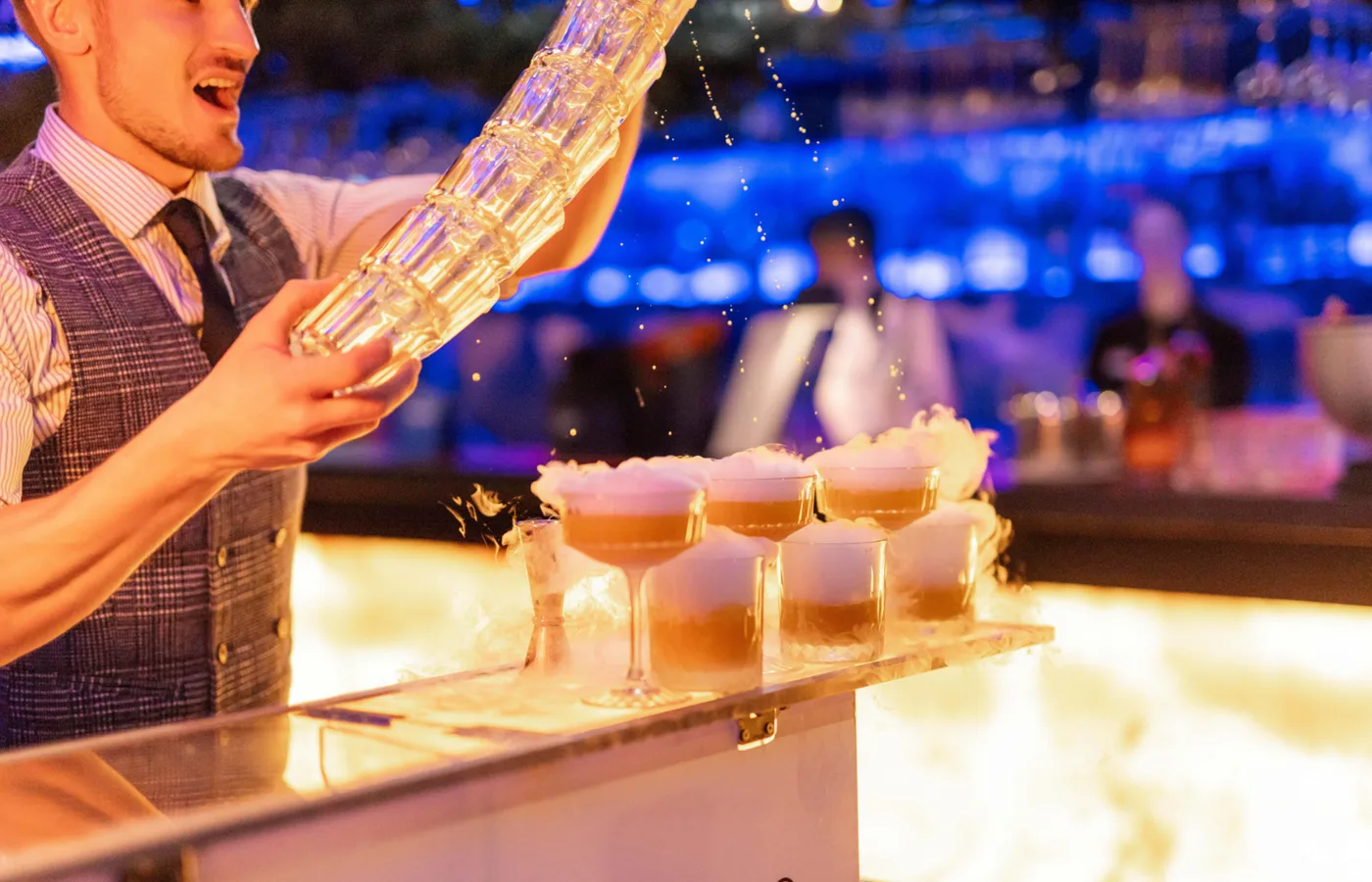Barman show z koktajlami na evencie firmowym Pay Do