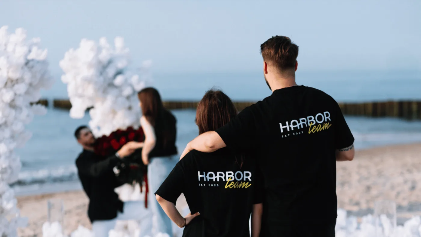 Zespół Harbor obsługuje oświadczyny nad morzem